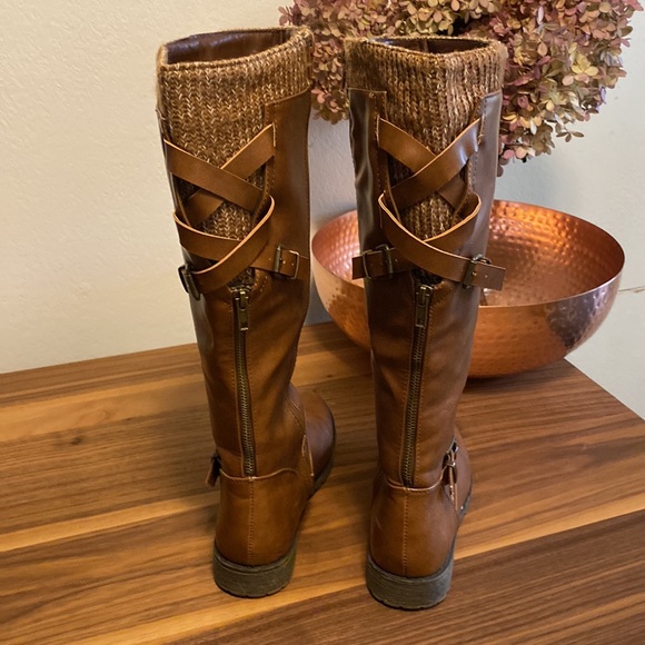 Brown side zip, lace up on back, with sweater lining. - Picture 2 of 5